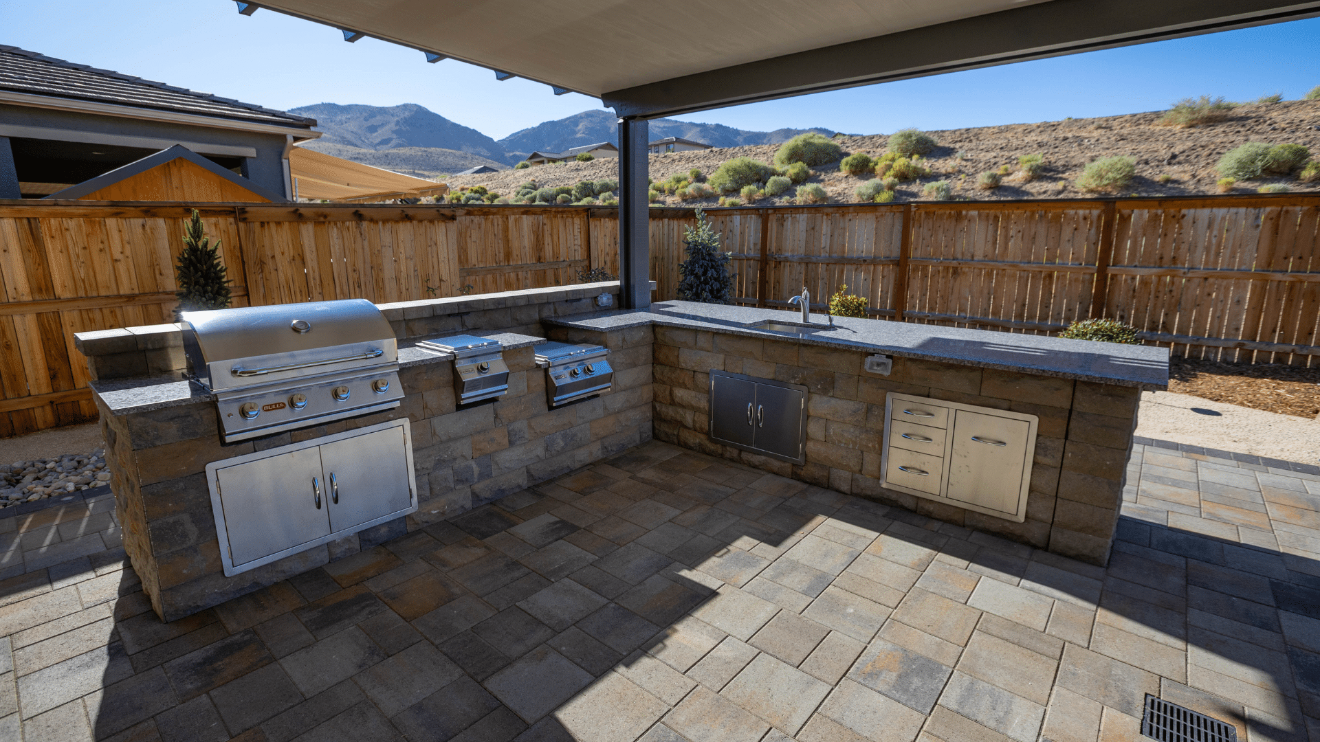 outdoor kitchen hardscaping reno